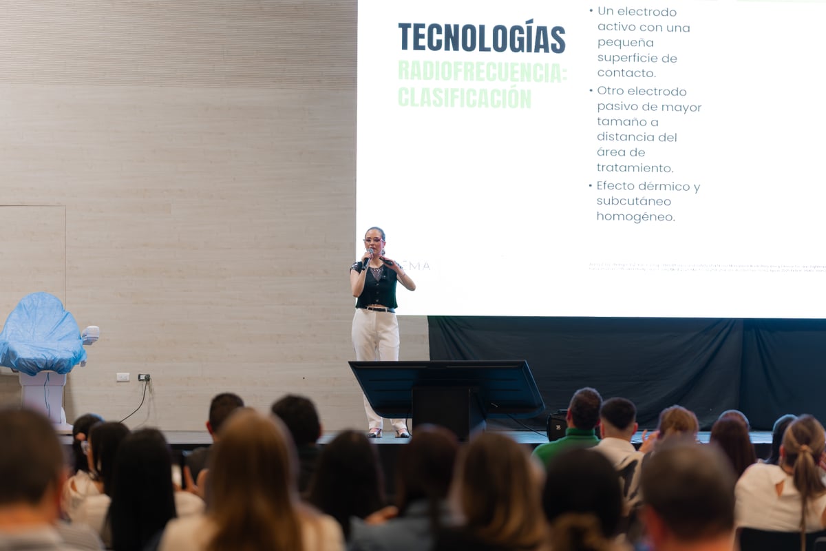 Dra. Valentina Dicker presentando en evento médico